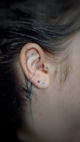 daith piercing, lobe piercing